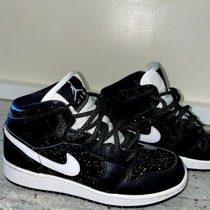 Nike Air Jordan Retro 1 mid black/white with gold flake
